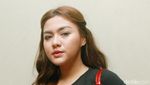 Hot Photo Highlight: Mesranya! Nikita Mirzani Peluk-peluk Samuel Rizal