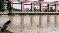 Kini bendungan ini juga dimanfaatkan warga sekitar untuk memancing ikan. Al Fanny Panestika/detikFoto.