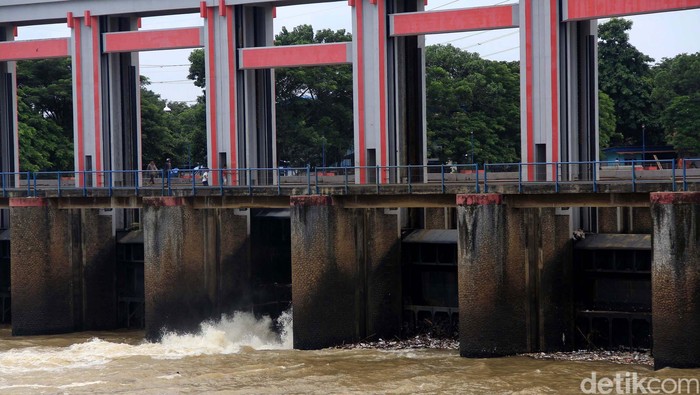 Mengunjungi Bendungan Pintu 10 Cisadane, Karawaci, Tangerang. Bendungan yang memiliki 10 pintu air ini merupakan salah satu peninggalan Belanda.