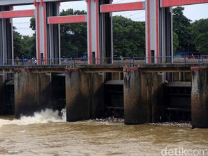 Cisadane Sempat Menyurut Buntut Pintu Air Jebol, Kini Mulai Berangsur Naik