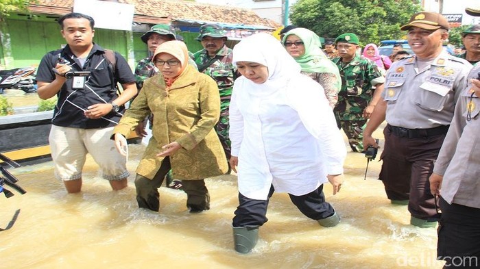 Mensos Serahkan Bantuan Dapur Umum dan Matras ke Korban Banjir Sampang