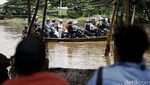 Perahu Eretan Belah Kanal Banjir Barat