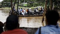 Para warga menggunakan salah satu transportasi tradisional tersebut untuk menyeberangi sungai yang berada di wilayah tersebut.