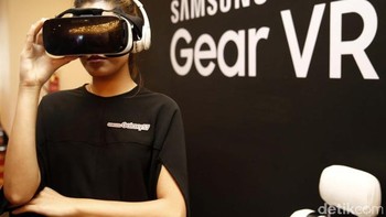 Dipamerkan pula aksesorisnya, headset virtual reality Gear VR dan kamera 360 derajat bernama Gear 360 Foto: detikINET/Rachman Haryanto