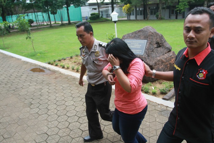 Besuk Napi, Ira Tepergok Simpan Sabu di Sandal Berhak Tinggi