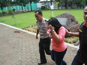 Besuk Napi, Ira Tepergok Simpan Sabu di Sandal Berhak Tinggi