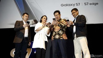 Handset ini dijual mulai Rp 9 juta untuk Galaxy S7 versi reguler. Foto: detikINET/Rachman Haryanto