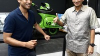 Tidak berapa lama, keduanya langsung berjalan menuju ke dalam kantor Go-Jek dan naik ke lantai dua bangunan itu. Keduanya terlihat akrab dan langsung berbincang-bincang secara tertutup.