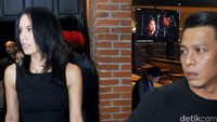 Ariel seakan tidak mau melepaskan genggamannya dari Sophia. Pool/Ismail/detikFoto.