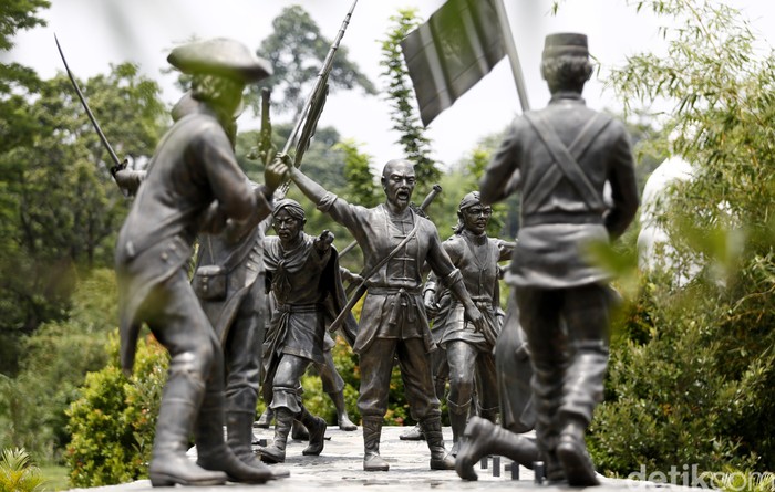 Patung di Taman Budaya Tionghoa yang berada di Taman Mini, Jakarta. Singseh atau Tan Sin Ko, Raden Mas Said atau Mangkunegoro 1, Raden Panji Margono, raden Tumenggung Widyaningrat Atau Oey Ing Kiat (bupati Lasem), Sepanjang atau Souw Phan Ciang. Rachman Haryanto/detikcom.