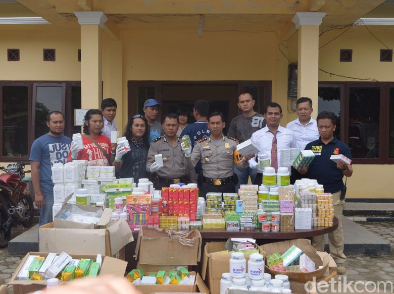 Polisi Tangkap Penjual Kosmetik dan Obat Ilegal Keliling Polisi Tangkap Penjual Kosmetik dan Obat Ilegal Keliling