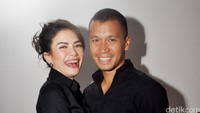 Didampingi Samuel, artis 29 tahun itu pun tampak sumringah. Pool/Ismail/detikFoto.