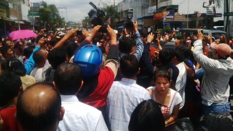 Iring-iringan Mobil Presiden Berhenti, Jokowi Turun Salami Warga Sumut Iring-iringan Mobil Presiden Berhenti, Jokowi Turun Salami Warga Sumut