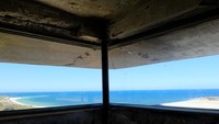 Selama 1,5 jam, Paul mengajak kami berkeliling serta mengunjungi benteng yang terletak di atas bukit. Benteng ini dulu digunakan sebagai basis tentara pada Perang Dunia II. Kami juga mengunjungi viewing point dengan pemandangan perairan Rottnest yang memukau! (Sastri/detikTravel)