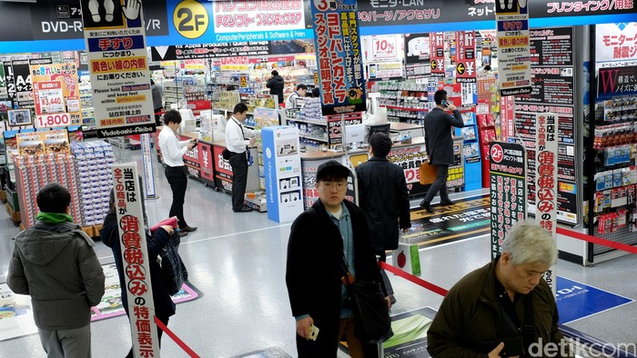 Turis dan warga lokal berada di Yodobashi-Akiba, destinasi wisata belanja khusus barang elektronik dan game di Tokyo, Jepang.