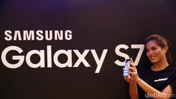 Galaxy S7 Edge bentang layarnya 5,5 inch yang melengkung di kedua sisi. Sementara S7 reguler mengusung layar 5,1 inch dan bukan lengkung. Bodinya tahan air dan debu. Foto: detikINET/Rachman Haryanto