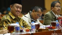 Aidul Fitriciada Azhari menyimak pertanyaan dari sejumlah anggota Komisi III.