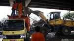 Alat Berat Ratakan Bangunan Liar di Kolong Tol Pluit