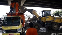 Puing-puing bangunan diangkut menggunakan truk.