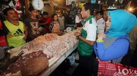 Sandiaga mendengarkan keluh kesah pedagang Pasar Senen.