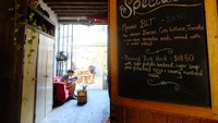 Moore & Moore adalah salah satunya, kafe cantik yang jadi tempat favorit turis untuk sarapan. Kafe ini menempati satu bagian di The Moores Building, 46 Henry Street, Fremantle (Sastri/detikTravel)