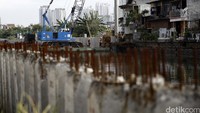 Peninggian tanggul itu untuk mencegah air sungai meluap.
