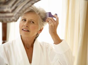 Stres Bikin Rambut Cepat Beruban? Cek Faktanya di Sini