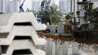 Pemasangan tiang beton tersebut untuk mencegah banjir.