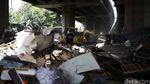 Alat Berat Ratakan Bangunan Liar di Kolong Tol Pluit