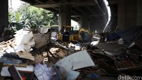Alat berat meratakan bangunan liar di kolong Tol Pluit.
