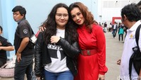 Reza bersama Zahwa yang menemani Aaliyah yang tampil di Gedung Trans TV, Tendean, Jakarta Selatan. Pool/Ismail/detikFoto.