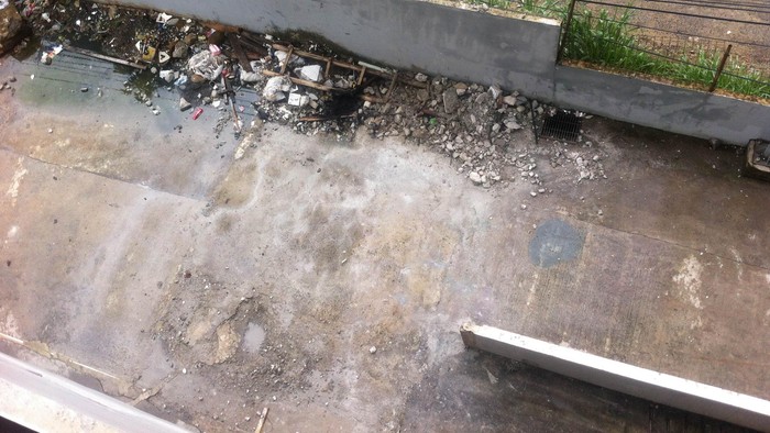 Bangkai Mobil Honda Jazz Diangkut, Petugas Bersihkan Puing Tembok yang Jebol