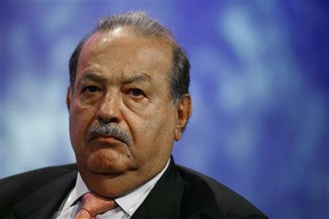 Carlos Slim Helu merupakan pendiri Grupo Carso yang memayungi sejumlah perusahaan besar di Meksiko. Ia juga mengelola America Movil, operator ponsel terbesar di Amerika Latin. Dengan nilai kekayaan bersih Rp 904,5 triliun, Carlos masih tinggal di rumah yang telah ditempatinya selama 40 tahun. Ia juga lebih suka mengendarai Mercedes-Benz lamanya dan menghabiskan waktu makan makanan rumahan bersama anak-anak dan cucunya, ketimbang bersantap di restoran mewah. Foto: Reuters