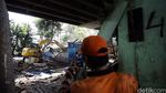 Alat Berat Ratakan Bangunan Liar di Kolong Tol Pluit