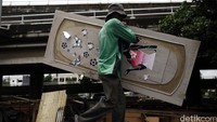 Penggusuran permukiman di kolong tol Pluit ini tak mendapat perlawanan dari warga. Warga yang rata-rata mengontrak di tempat itu mengaku hanya bisa pasrah.