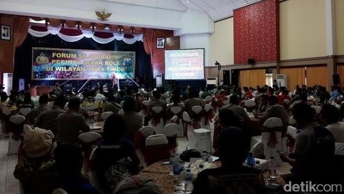 Pecinta Sepakbola Berkumpul di Mapolda Jatim, ini Hasilnya