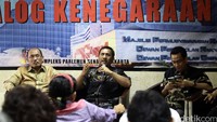 Anggota DPD RI, I Gede Pasek Suardika bersama Mantan Kepala Pusat Pengkajian Kemajelisan MPR, Janedri M Gaffar dan Pengamat Hukum dan Tata Negara, Refli Harun (kanan) menjadi pembicara dalam dialog kenegaraan dengan tema revitalisasi DPD RI di Gedung Parlemen Senayan, Jakarta, Rabu (2/3/2016).