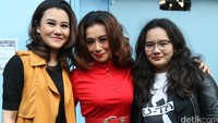 Pose kebersamaan Reza dan kedua putrinya tersebut. Pool/Ismail/detikFoto.