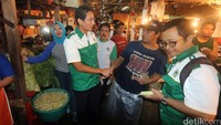 Sandiaga menyalami pedagang Pasar Senen.