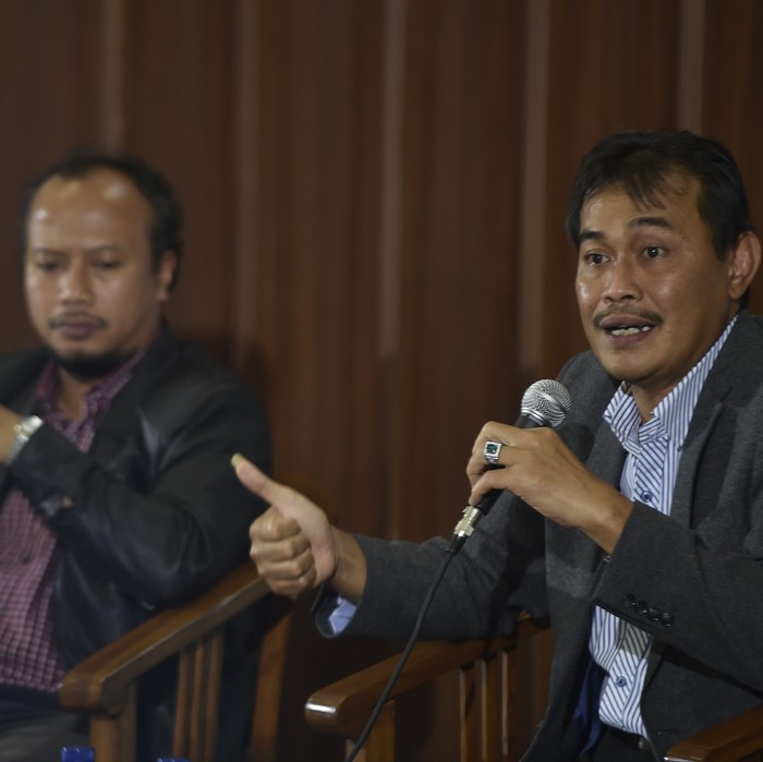 Ketua Panja RUU Karantina Ibnu Multazam (kanan) bersama Ketua YLKI Tulus Abadi (kiri) menjawab pertanyaan wartawan dalam diskusi terkait RUU Karantina di Komplek Parlemen Senayan, Jakarta, Selasa (1/3). RUU inisiatif DPR tersebut dimaksudkan untuk memproteksi seluruh jenis makanan yang menjadi kebutuhan rakyat dan menghindari ancaman keamanan serta penyakit dari negara lain. ANTARA FOTO/Puspa Perwitasari/foc/16.