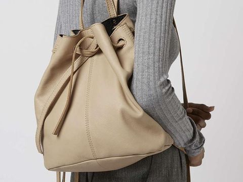 Yuk, Cari Tahu Kepribadianmu dari Cara Kamu Membawa Tas