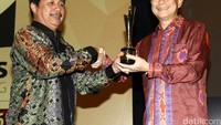 Direktur Utama Bank BCA Tjahja Setiaatmadja menerima penghargaan Lifetime Achievement dari President Director OMG Usamah Hisyam di Hotel Indonesia Kempinski, Rabu (2/3/2016).