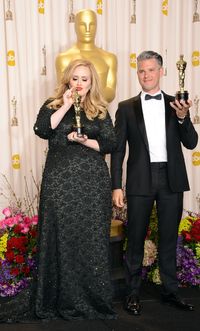 Perut Ramping Adele di After Party Oscar Jadi Sorotan