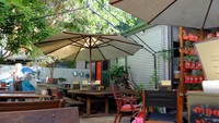 Moore & Moore Cafe juga punya halaman belakang penuh deretan bangku berpayung. Cocok untuk menikmati sarapan pagi (Sastri/detikTravel)