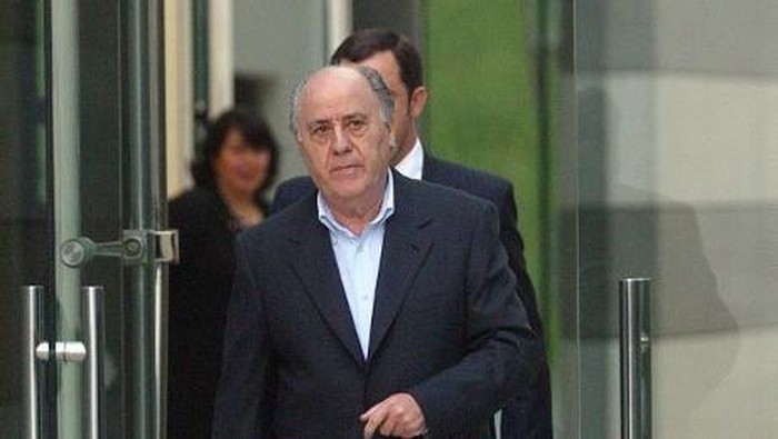 Amancio Ortega, general manager of Spanish textil company Zara, goes out to welcome Uruguayan President Jorge Batlle, in Arteixo, near Coruna, northwestern Spain, 04 February 2004. Jorge Batlle is in Spain for a one-week-long official visit.