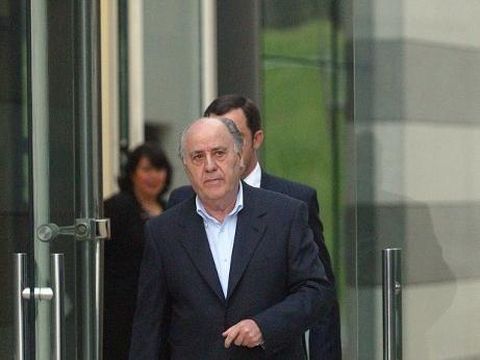 Amancio Ortega, general manager of Spanish textil company Zara, goes out to welcome Uruguayan President Jorge Batlle, in Arteixo, near Coruna, northwestern Spain, 04 February 2004. Jorge Batlle is in Spain for a one-week-long official visit.