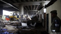 Penggusuran bangunan liar di kolong tol Pluit akan diselesaikan hari ini juga. Beberapa alat berat dikerahkan untuk meratakan bangunan.