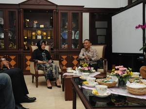 Hangatnya Pertemuan Risma dan Yoyok, 2 Kepala Daerah Peraih Bung Hatta Award