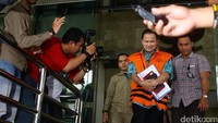 Dirjen Perhubungan Laut Kemenhub Bobby Reynold Mamahit keluar gedung KPK usai menjalani pemeriksaan.