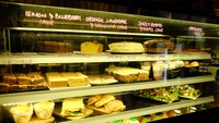 Untuk minuman, tersedia beragam jenis kopi seperti flat white, cappucinno, juga espresso. Aneka jenis teh seperti green tea, green tea with mint, english breakfast, dan chamomile disuguhkan dalam pot besar (Sastri/detikTravel)